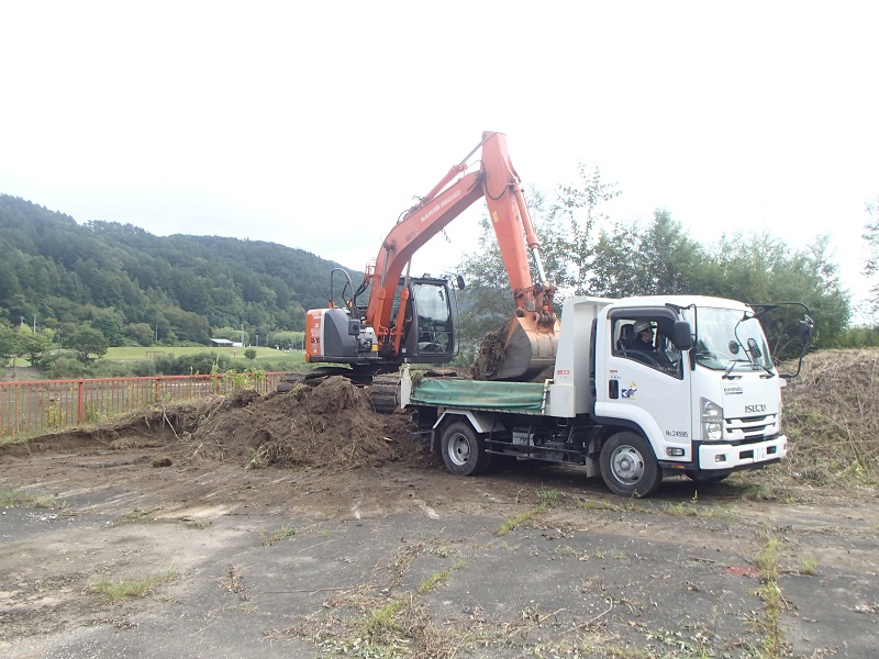 千代田堰堤さけ捕獲場　土砂撤去、見学場整備・清掃ほか（令和4年8月29日）