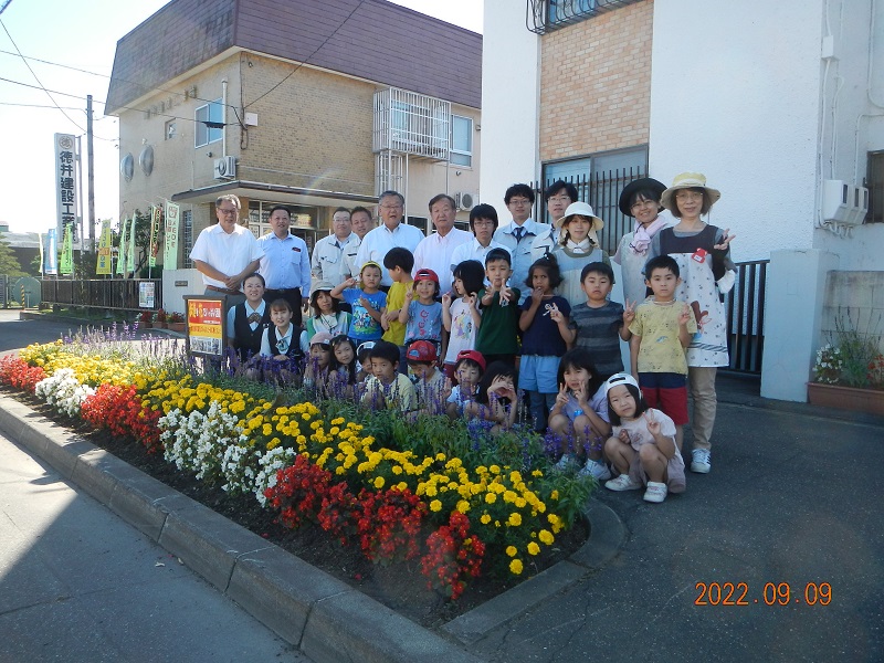 受賞を祝い、一緒に花を植えた日赤東保育所の子どもたちと記念撮影（令和4年9月9日）