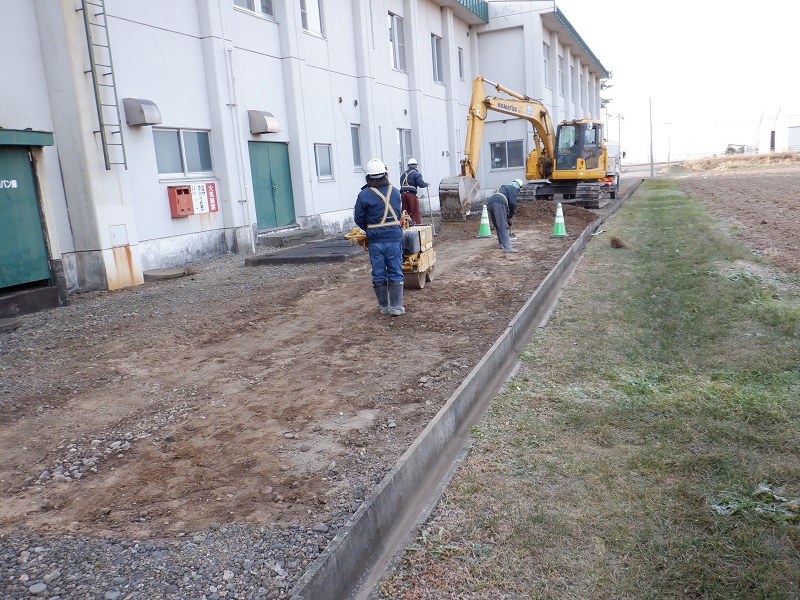 本別町立勇足中学校　敷地内道路砂利整地作業（令和4年11月12日）