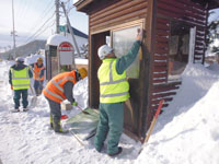 陸別町の国道沿い、バス停数か所の除雪作業をおこないました。